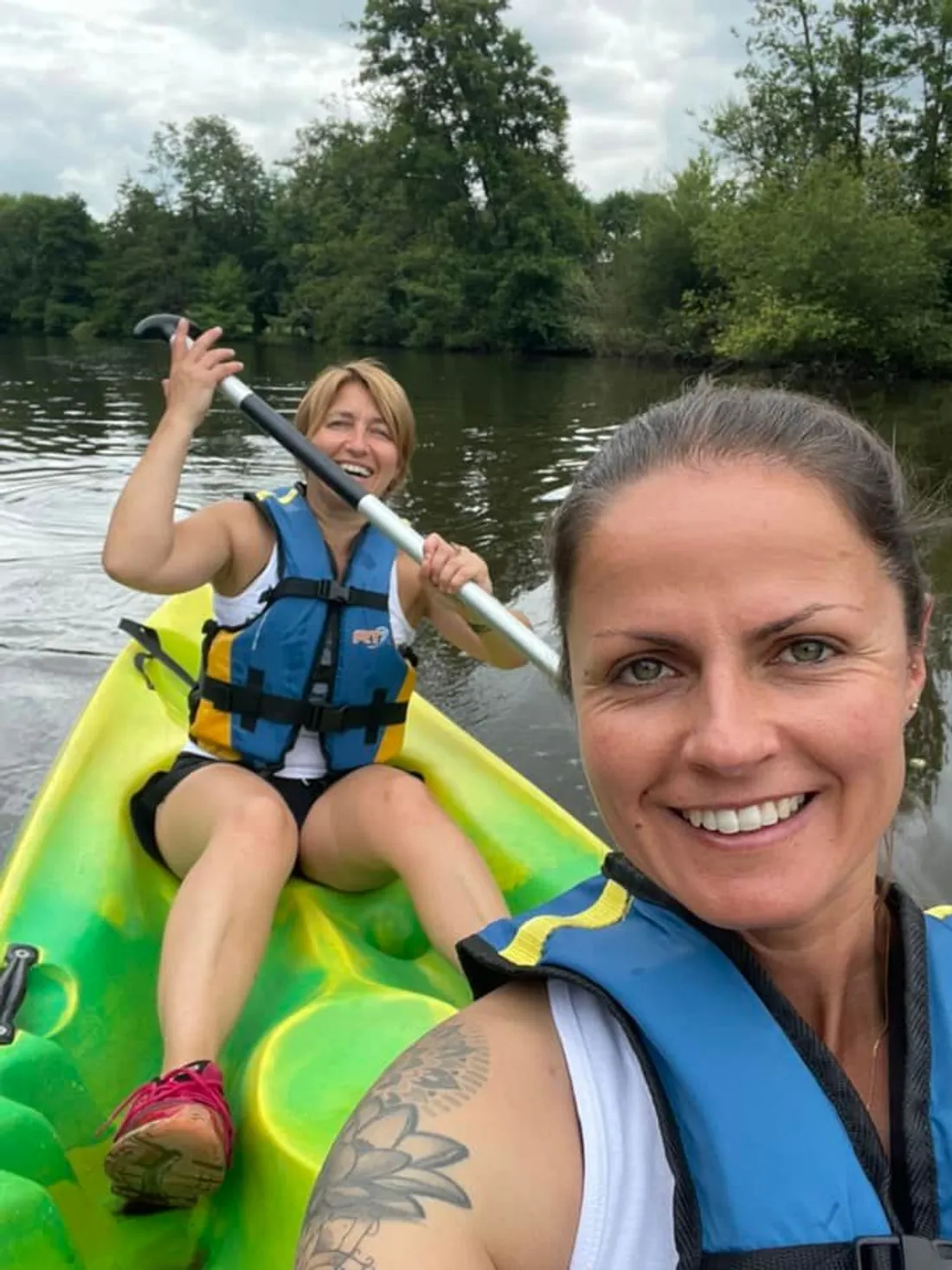 Souriantes, Stéphanie et Sandrine sont en pleine préparation en vue du raid Amazones